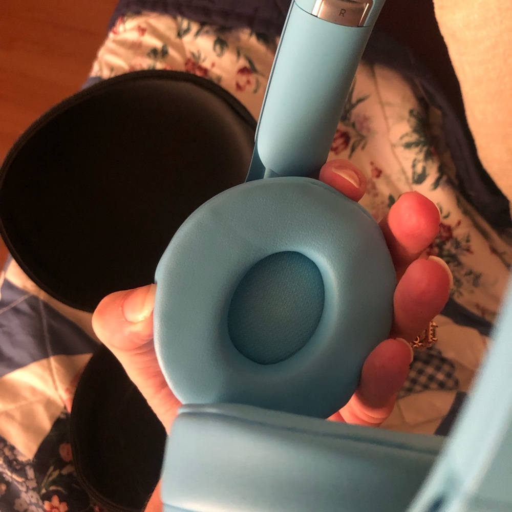 Beats Solo Pro Wireless Noise Cancelling On-Ear Headphones in light blue - Picture 8 of 9